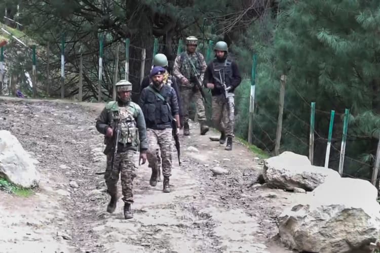 Jammu Kashmir: जम्मू कश्मीर में 4 संदिग्धों की तलाश में सुरक्षाबल, सर्च ऑपरेशन जारी