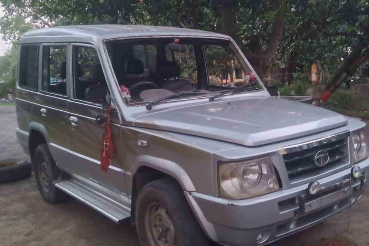 Jharkhand News: बच्चा चोर की अफवाह पर पहुंची पुलिस पर हमला, तीन पुलिसकर्मी घायल, गाड़ी क्षतिग्रस्त