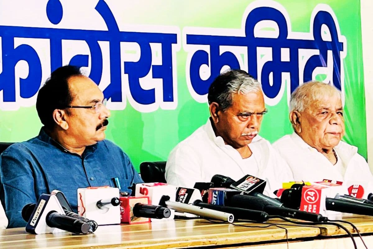 संविधान बचाओ अभियान के बहाने कांग्रेस ने निशिकांत दुबे पर साधा निशाना, जमकर बरसे प्रदीप यादव