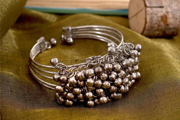 Latest Silver Bracelet Design: दिखें सबसे अलग, ट्राय करें घुंघरू वाले ब्रासलेट के ये ट्रेंडी डिजाइन