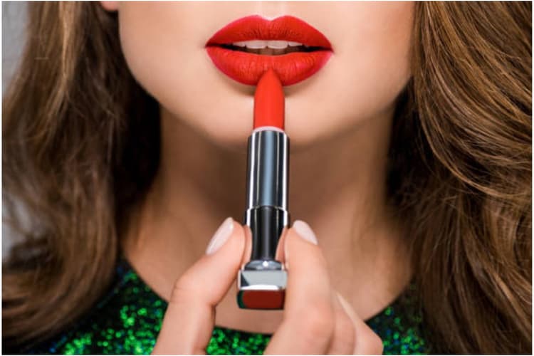 Lipstick Hacks: गर्मियों में ऐसे लगाएं लिपस्टिक,हर किसी की आप पर टिकी रहेगी नजर