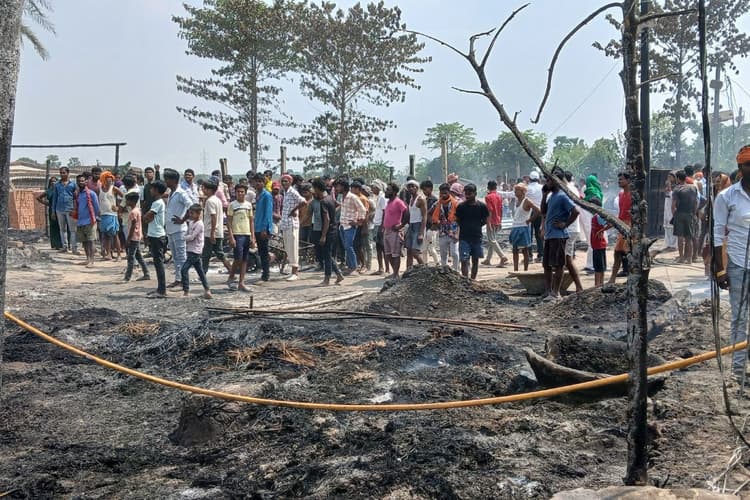 Muzaffarpur News: शॉर्ट सर्किट के कारण 70 घरों में लगी आग, चार बच्चे जिंदा जले, रो-रोकर बेहाल हो रहे लोग