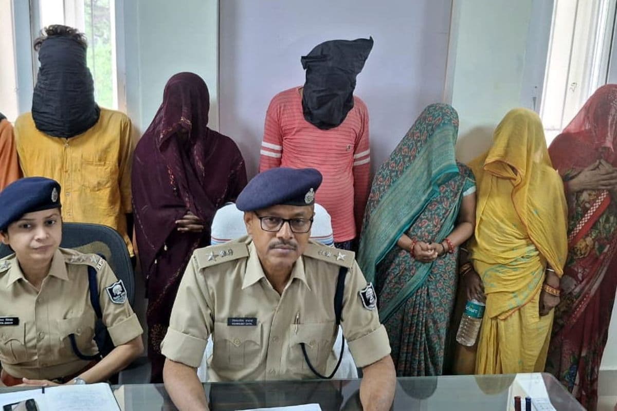 Muzaffarpur News: मुजफ्फरपुर में स्मैक तस्करों के ठिकाने पर छापेमारी, पांच महिला समेत आठ धंधेबाज गिरफ्तार