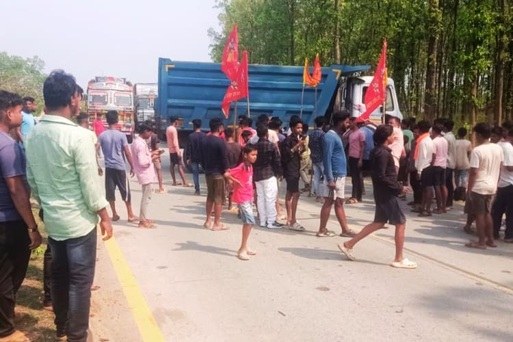 झारखंड में मंदिर के पास प्रतिबंधित सामान मिलने से हंगामा, 3 घंटे एनएच जाम, बाजार बंद