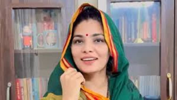 Neha Singh Rathore: देश विरोधी पोस्ट करना नेहा सिंह राठौड़ को पड़ा भारी, लखनऊ के बाद अब पटना में FIR दर्ज