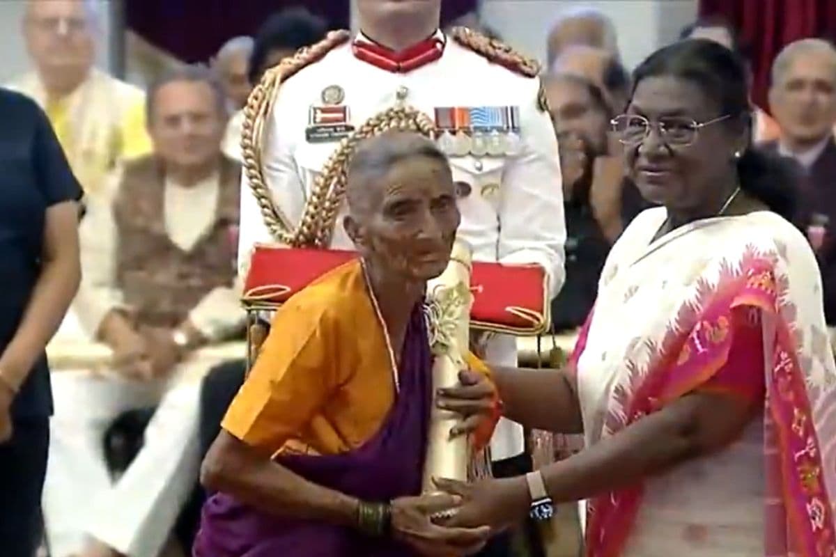 Padma Awards 2025: राष्ट्रपति द्रौपदी मुर्मू ने 71 हस्तियों को किया पद्म पुरस्कारों से सम्मानित, 96 साल की कठपुतली कलाकार को पद्मश्री