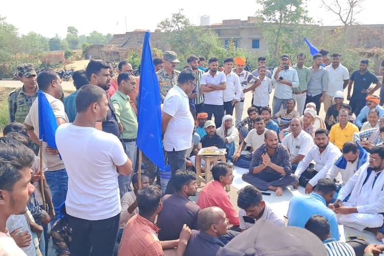 पलामू में अनावरण के दूसरे दिन ही चोरी हुई डॉ भीमराव आंबेडकर की मूर्ति, ग्रामीणों ने किया सड़क जाम