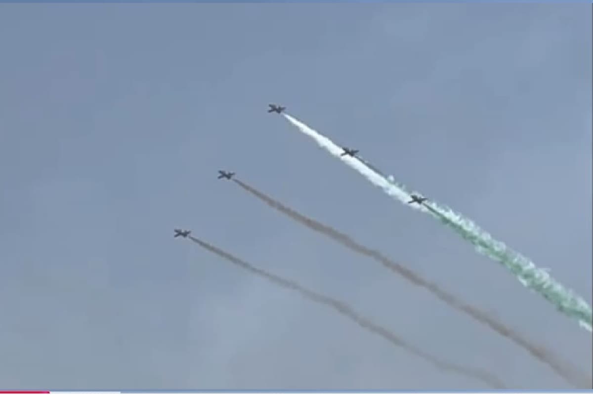 Patna Air Show: पटना के आसमान में शौर्य की उड़ान, फाइटर प्लेन ने छोड़ा तिरंगे का रंग