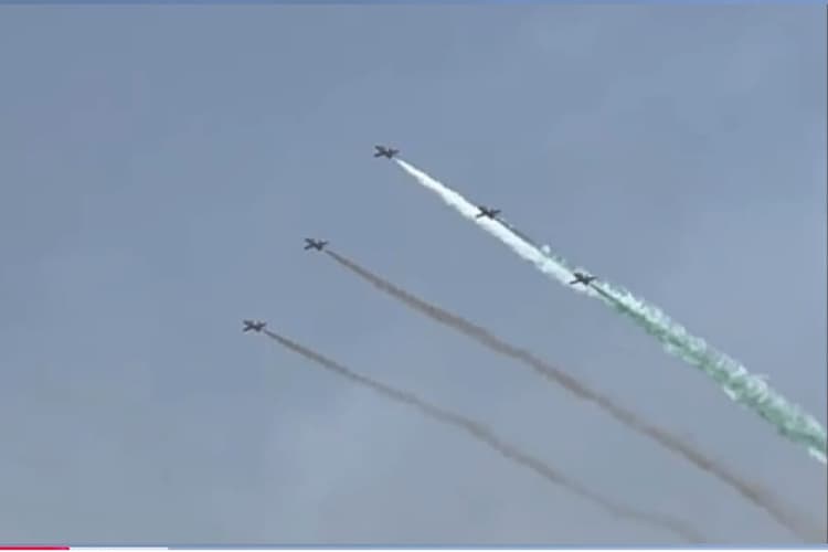 Patna Air Show: पटना के आसमान में शौर्य की उड़ान, फाइटर प्लेन ने छोड़ा तिरंगे का रंग
