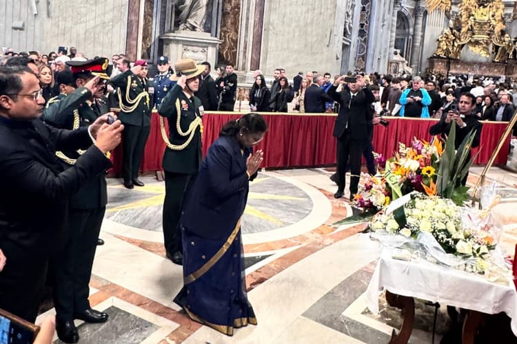 Pope Francis Funeral: यादों में जीवित रहेंगे पोप फ्रांसिस, अंतिम संस्कार में शामिल हुईं राष्ट्रपति द्रौपदी मुर्मू