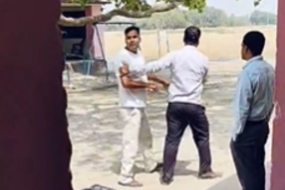 सिवान : स्कूल में घुसकर दबंग ने शिक्षक को मारा, बोला- केस किया तो जान से मार दूंगा