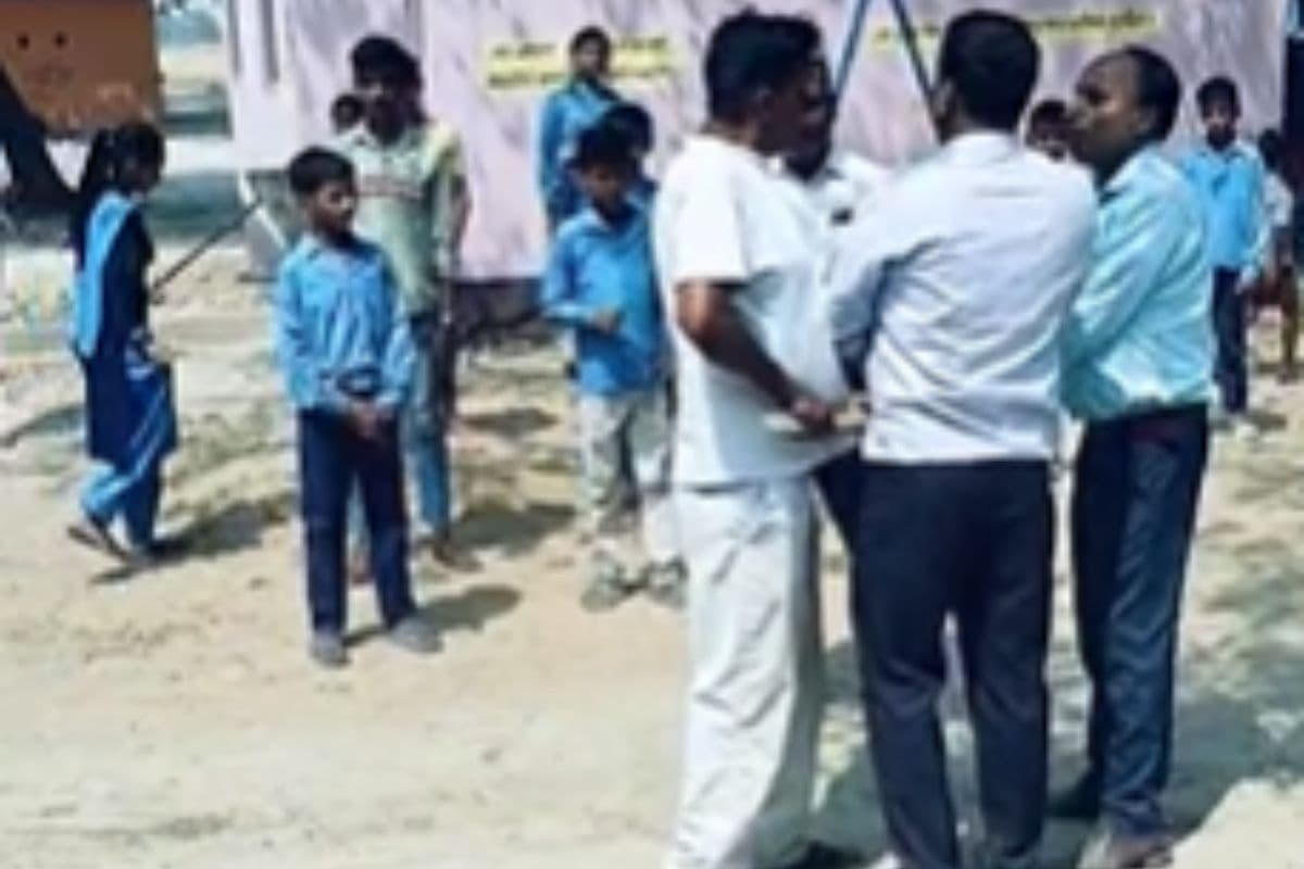 आरोपी मैनेजर यादव सफेद लोवर-टीशर्ट में