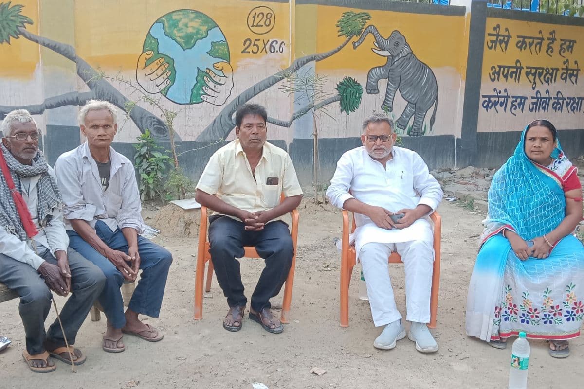 सिकटा भाकपा माले विधायक वीरेंद्र गुप्ता से मिलते पीड़ित