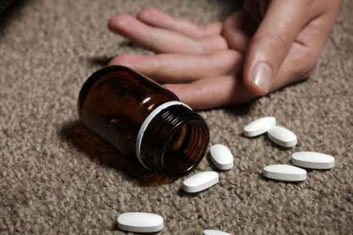 पति के नशे की लत से परेशान महिला ने 4 बच्चों के साथ खाया जहर, दो बच्चों की स्थिति नाजुक