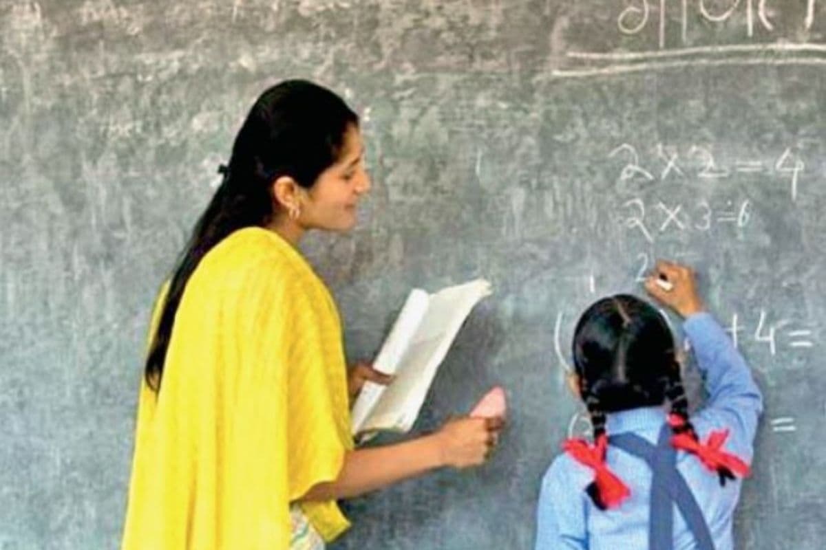 बिहार के सरकारी स्कूलों में अब हर दूसरी शिक्षक महिला, नीतीश राज में बदली आधी आबादी की तकदीर
