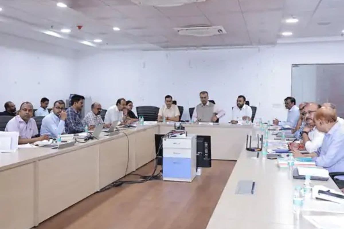 बैठक करते स्वास्थ्य मंत्री बैठक करते स्वास्थ्य मंत्री