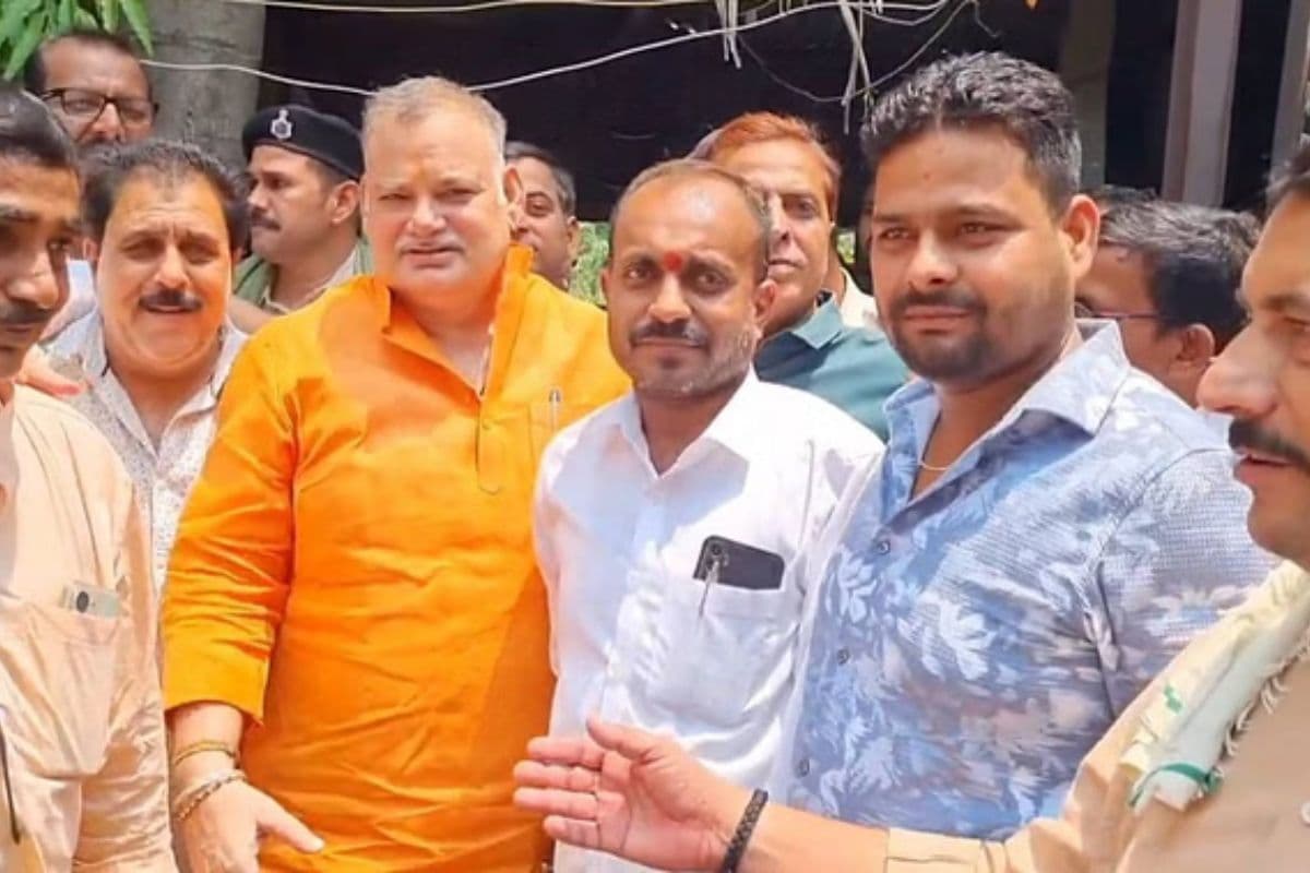 Bihar News: हाजीपुर कोर्ट में पेश हुए बाहुबली मुन्ना शुक्ला, फोटो और सेल्फी लेने के लिए उमड़ी भीड़