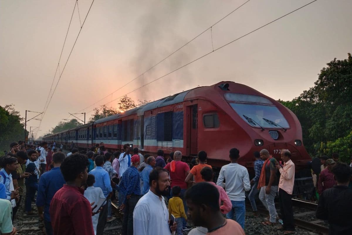 Video: बेगूसराय में फूल स्पीड में दौड़ रही थी तिलरथ-जमालपुर डेमू, तभी इंजन में लगी आग, यात्रियों ने कूदकर बचाई जान