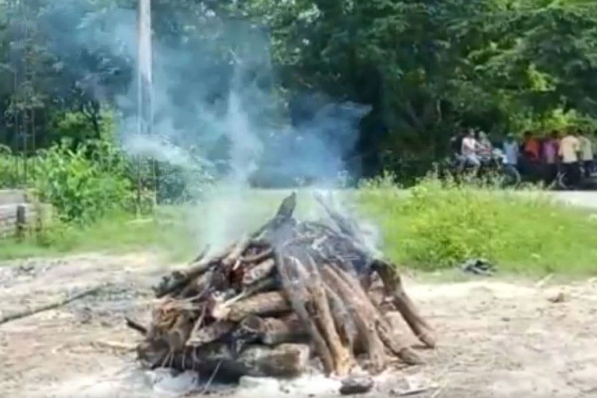 10 महिने पहले जिस बेटी को डोली में बिठाकर किया था विदा, उसी की अर्थी को पिता ने दिया कंधा