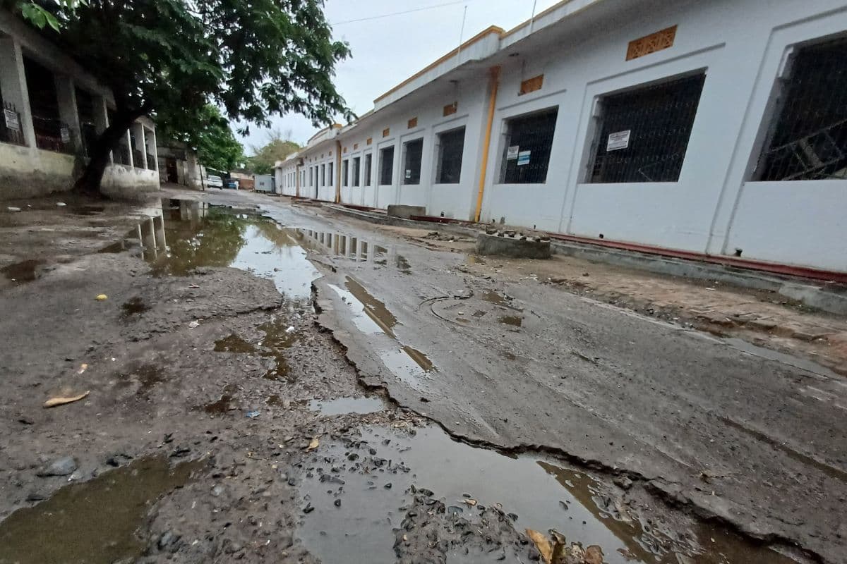 कलेक्ट्रेट कैंपस जाने वाली मुख्य सड़क