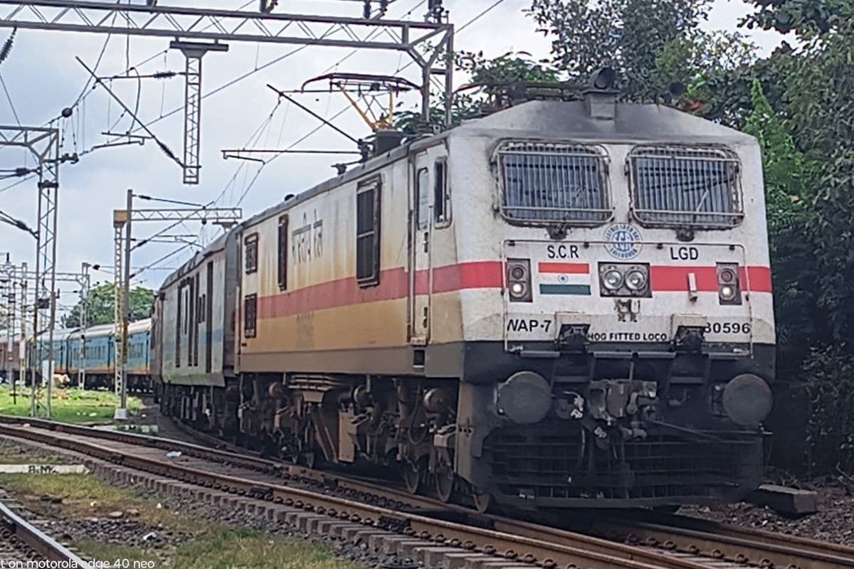 मुजफ्फरपुर : ट्रेन में किन्नरों ने मचाया आतंक, छीनी यात्री की सोने की अंगूठी, 900 लेने के बाद लौटाया