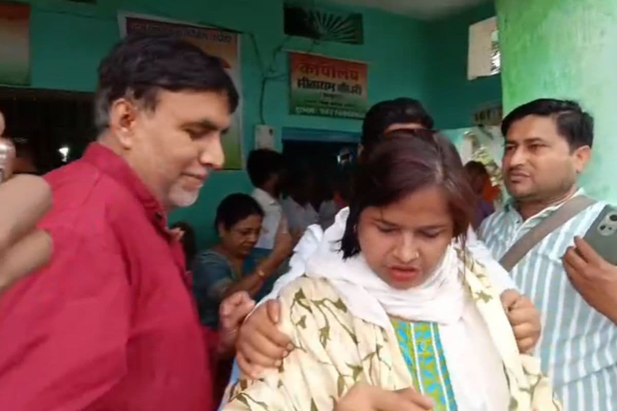 बैठक छोड़ कर जाती नाजिया हसन