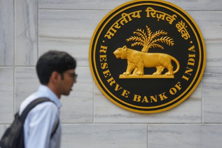 रुपया-डॉलर रेट को किसी दायरे में रखने की कोशिश नहीं करता आरबीआई: गवर्नर संजय मल्होत्रा