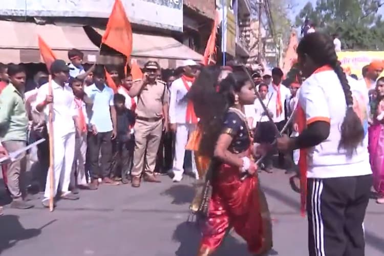 Ram Navami In Sambhal: हाथों में तलवार…जुबां पर श्रीराम के नारे; यूपी के संभल में पहली बार निकाली गई शोभायात्रा