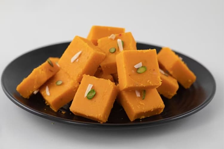 Ram Navami 2025 Recipe: राम नवमी के खास प्रसाद में शामिल करें बेसन की बर्फी, जानें रेसिपी