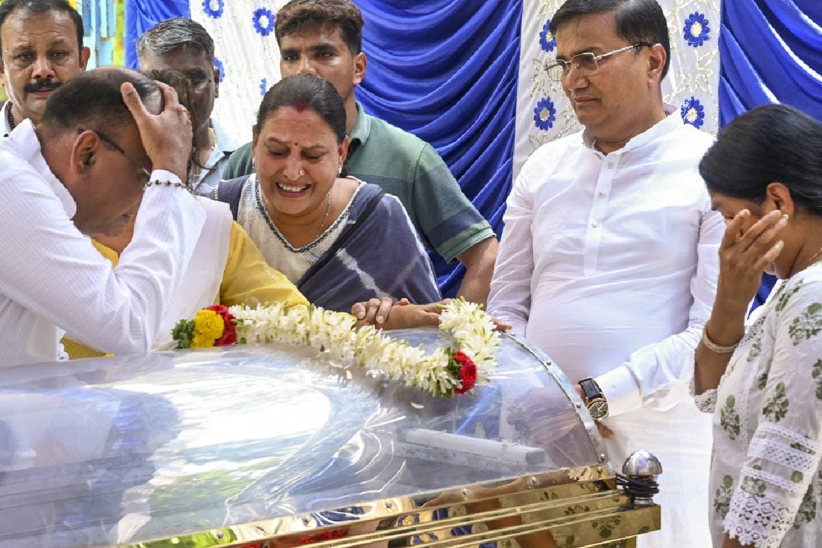 Relatives pay last respects to former Karnataka DGP Om Prakash Relatives pay last respects to former Karnataka DGP Om Prakash