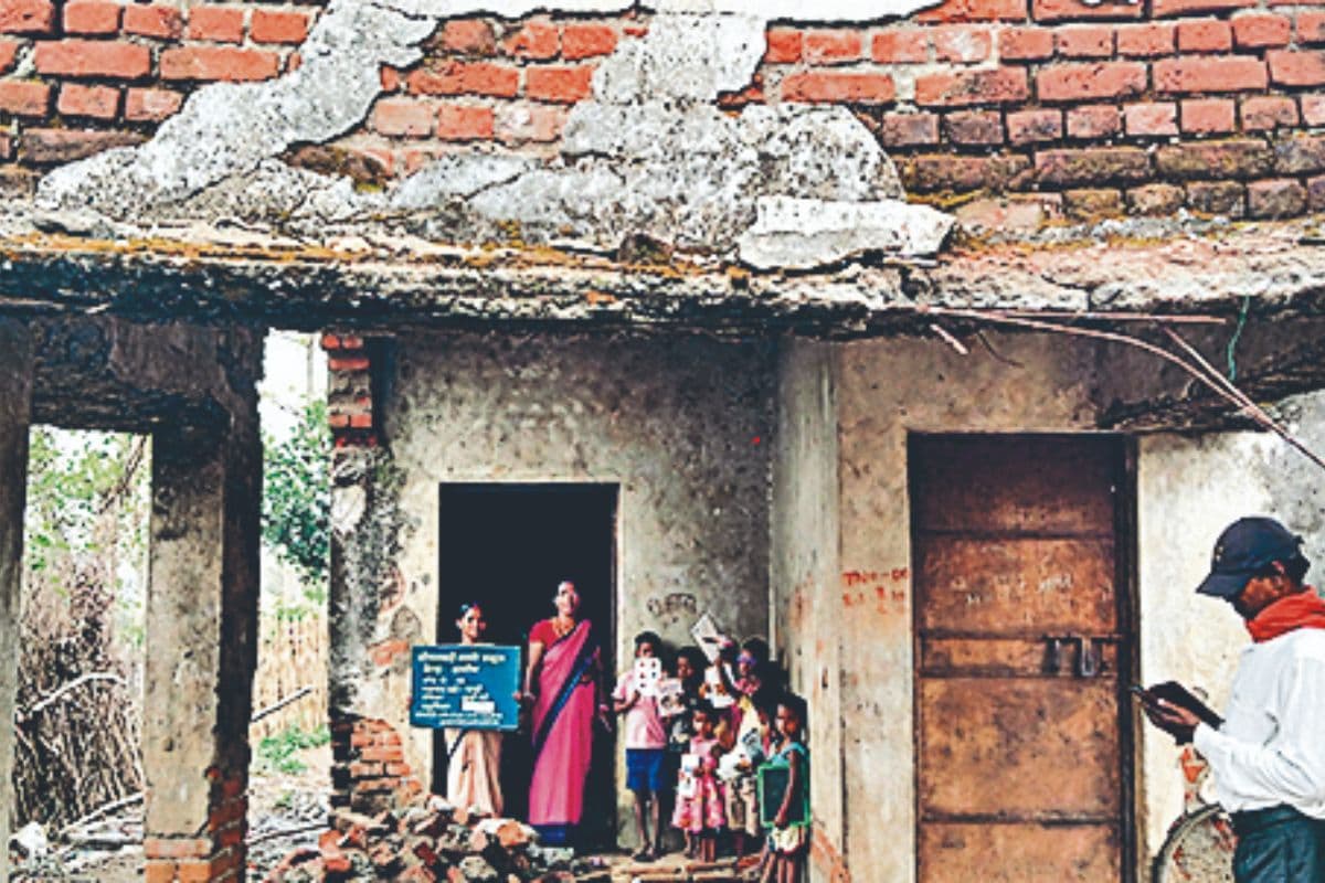 भर-भराकर गिर गया बोकारो के आंगनबाड़ी केंद्र का छत, खतरे में बोकारो के 30 नौनिहालों की जिंदगी