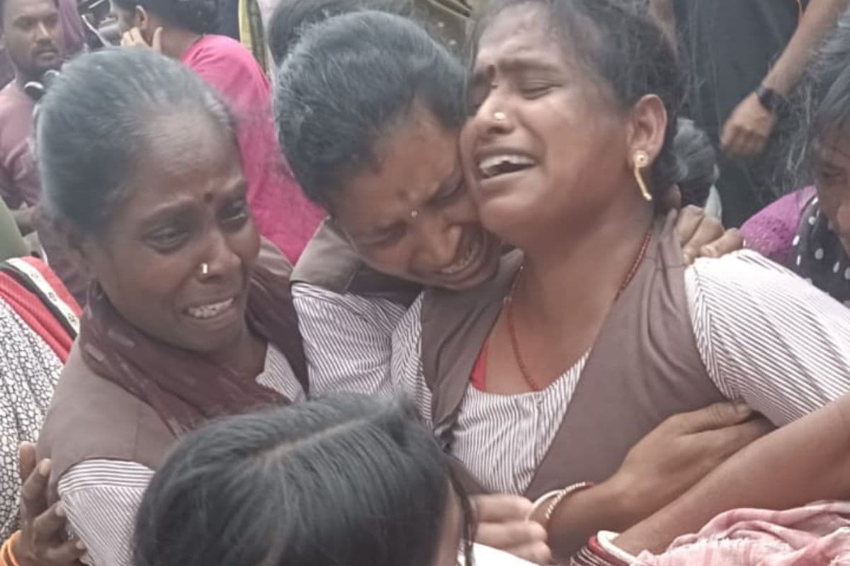 मृतक का फाइल फोटो और रोते परिजन