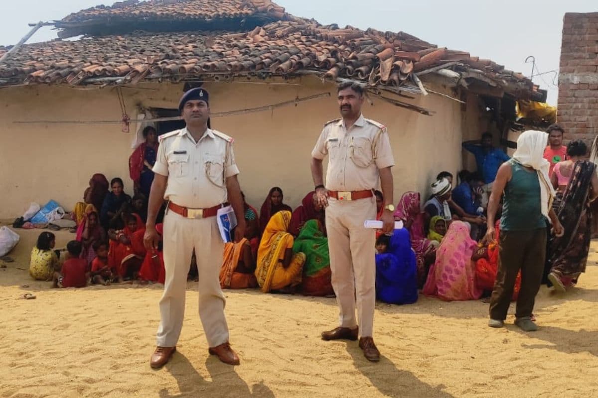 घटनास्थल पर मौजूद पुलिस घटनास्थल पर मौजूद पुलिस