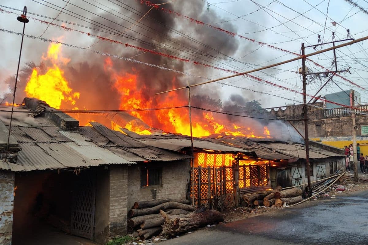 लकड़ी के मिल में लगी भीषण आग