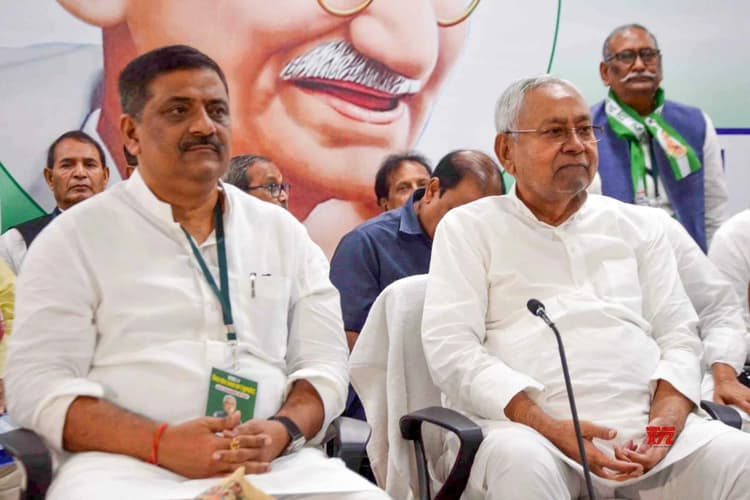 Bihar Politics: सोशल मीडिया पर संघर्ष की तैयारी में जुटा जदयू, वार रूम से रखी जायेगी हर पोस्ट पर नजर