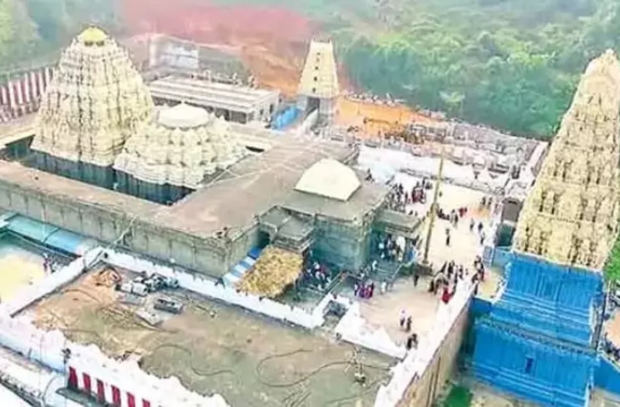 Simhachalam Temple Accident: विशाखापत्तनम में बड़ा हादसा, दर्शन के दौरान मंदिर की गिरी दीवार, 8 लोगों की मौत
