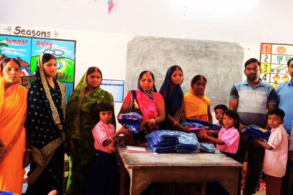 इसे ही कहते हैं कबीर दास की उल्टी वाणी, भीषण गर्मी में खरखरी विद्यालय में किया स्वेटर का वितरण