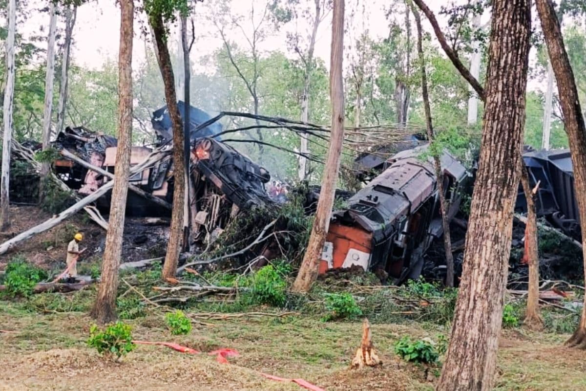 झारखंड में 2 ट्रेनों की टक्कर में 2 ड्राइवर जिंदा जले, 5 गंभीर, पूर्व रेलवे ने जारी किया बयान, देखें Video