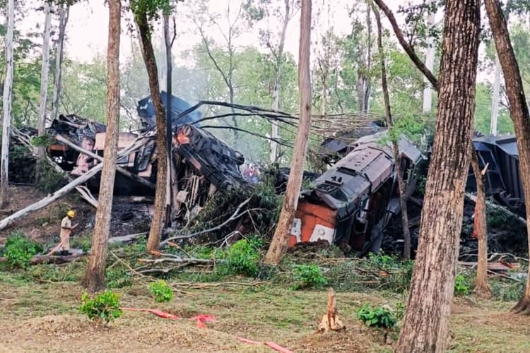 झारखंड में 2 ट्रेनों की टक्कर में 2 ड्राइवर जिंदा जले, 5 गंभीर, पूर्व रेलवे ने जारी किया बयान, देखें Video