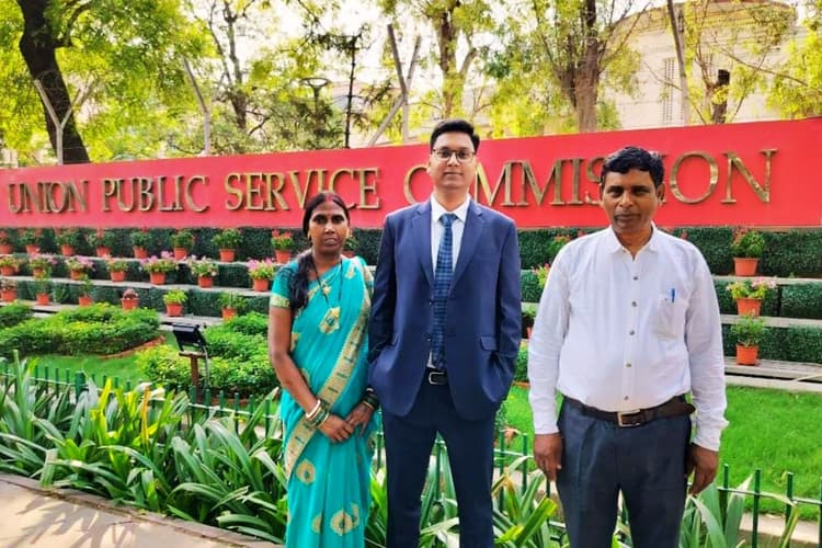 Video: अखबार विक्रेता के बेटे राजकुमार महतो को यूपीएससी में 557वां रैंक, कहा- हार्ड वर्क का विकल्प नहीं, घर में जश्न