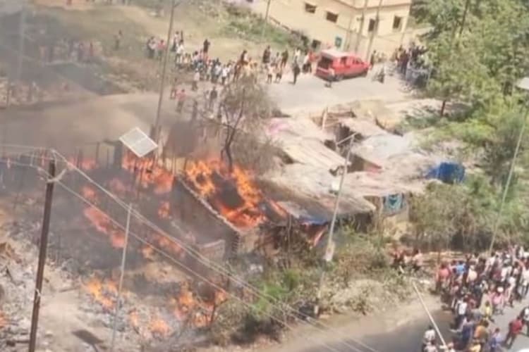 Bihar News: प्रचंड गर्मी के बीच भागलपुर के झोपड़पट्टी में लगी भीषण आग, आधा दर्जन से अधिक झोपड़ियां जलकर राख