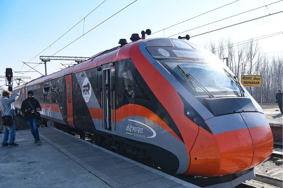Vande Bharat Express: рдЬрдореНрдореВ-рдХрд╢реНрдореАрд░ рдореЗрдВ рдПрдХ рд╕рд╛рде рдЪрд▓реЗрдЧреА рджреЛ рд╡рдВрджреЗ рднрд╛рд░рдд, 19 рдЕрдкреНрд░реИрд▓ рдХреЛ рдкреАрдПрдо рдореЛрджреА рджрд┐рдЦрд╛рдПрдВрдЧреЗ рд╣рд░реА рдЭрдВрдбреА