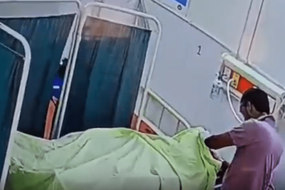 Watch Video: लाश के कानों से कुंडल चुराता दिखा वार्ड बॉय, ऐसे लोगों को क्या बोलेंगे आप?