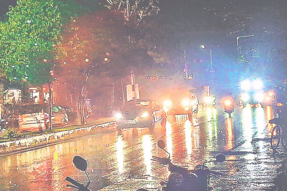 Aaj Ka Mausam: रांची में आंधी-तूफान के साथ हुई बारिश, बिजली ठप, मौसम विभाग ने जारी किया येलो अलर्ट