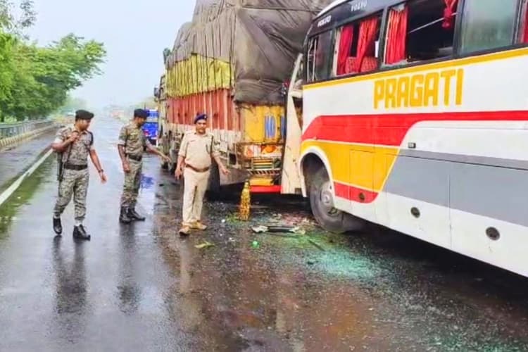 बिहार के अररिया में तेज रफ्तार बस ने खड़े ट्रक में मारी टक्कर, 25 से अधिक लोगों की स्थिति गंभीर