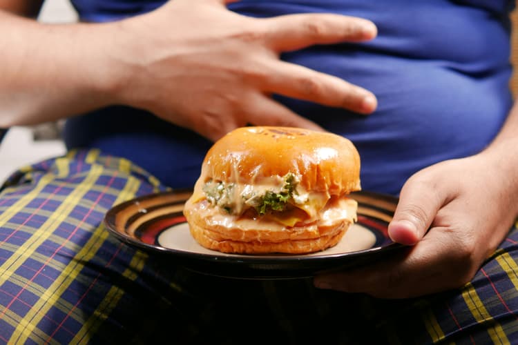 Health Tips: आपकी ये आदतें डाइजेस्टिव सिस्टम को करती हैं बर्बाद, समय रहते सुधरने में है भलाई