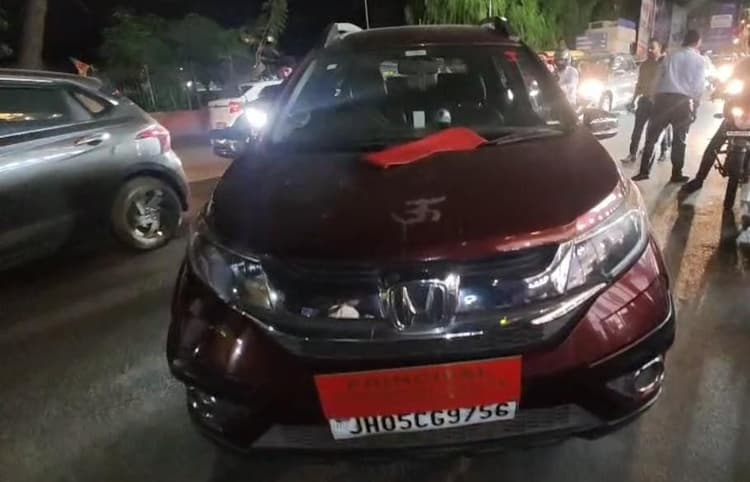 Bistupur Traffic Police : Mgm Medical Collage के प्राचार्य ने बीच सड़क पर गाड़ी खड़ी कर चले गये खाना खाने, Fine