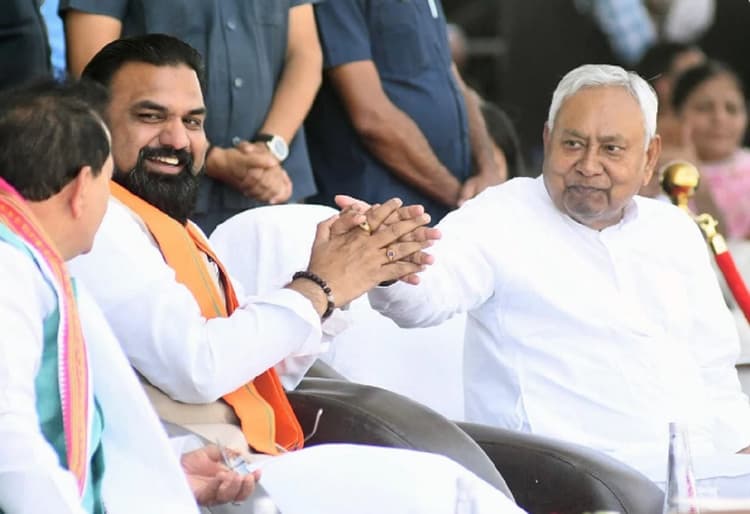 Nitish Cabinet: बिहार में मंत्रियों के जिलों का प्रभार बदला, विजय सिन्हा से ली गयी भोजपुर की जिम्मेदारी