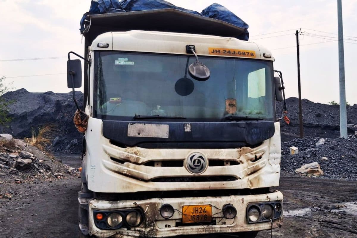 रामगढ़ में अपराधियों का तांडव, हाइवा ट्रक को फूंका, फायरिंग से दहशत