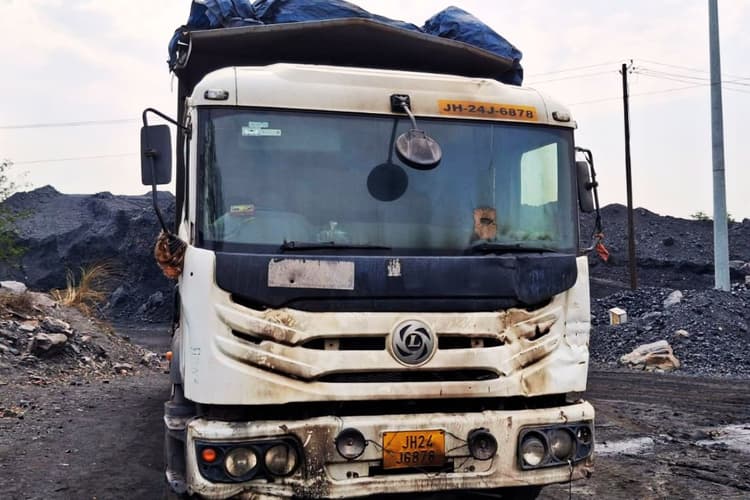 रामगढ़ में अपराधियों का तांडव, हाइवा ट्रक को फूंका, फायरिंग से दहशत